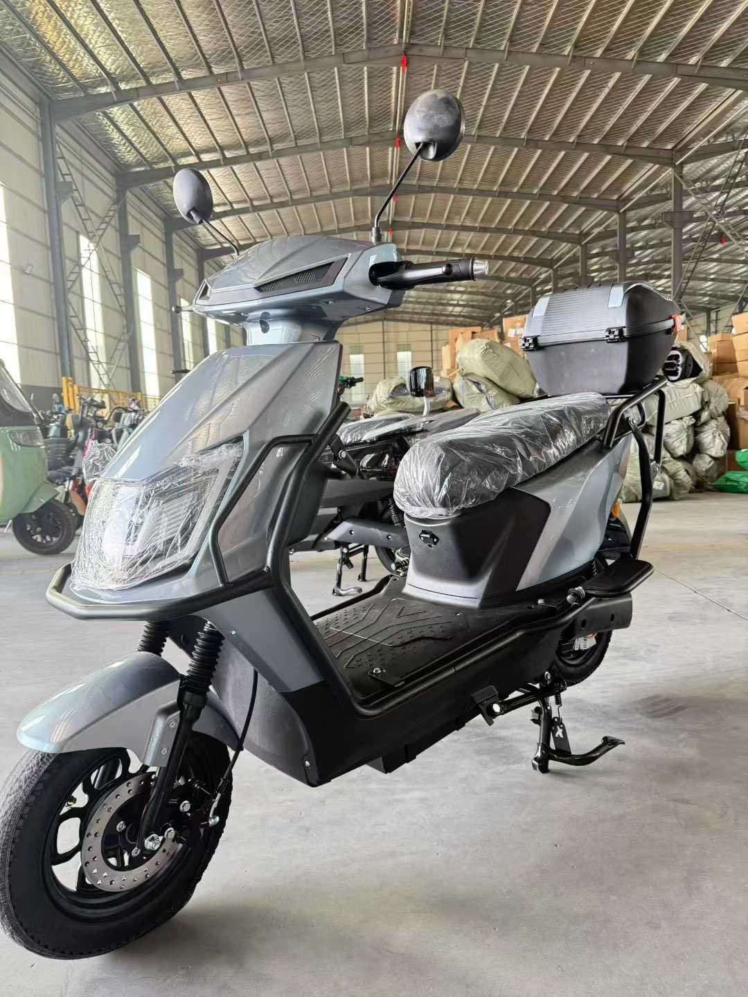HISPEED Urban C13 — Urbana, Motor de 800W, baú traseiro e acabamento sóbrio para o dia a dia.